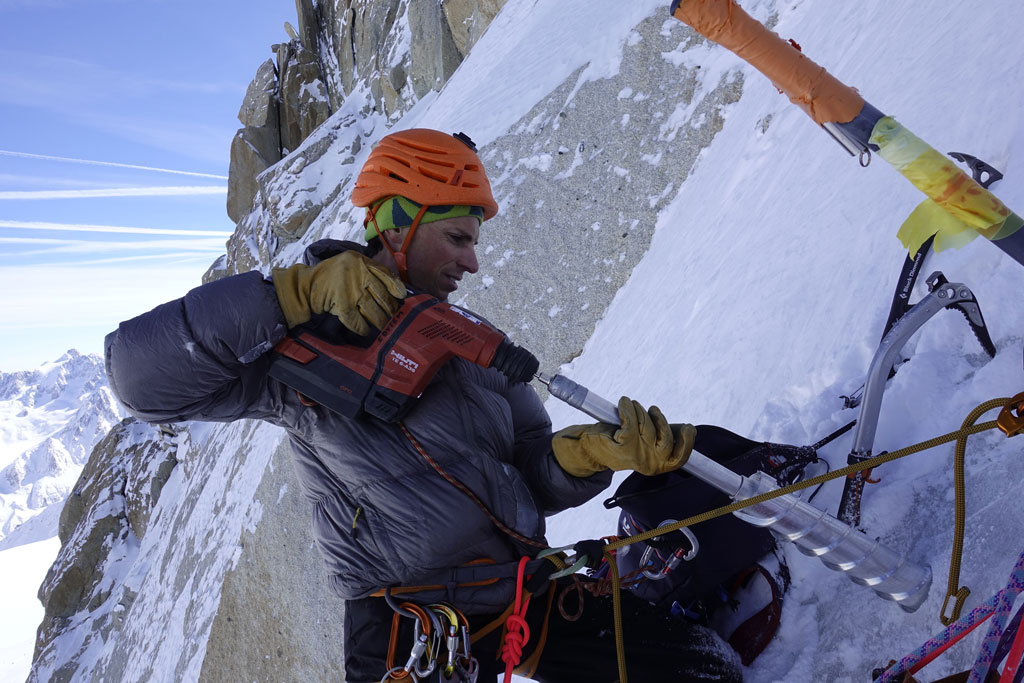 Ludovic Ravanel effectue un échantillonnage de glace sur le versant nord du Mont Blanc du Tacul (4248 m). Photo : Ludovic Ravanel